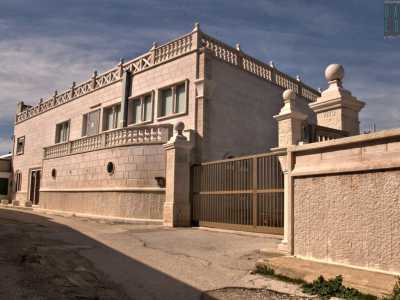 Un vero peccato perch� si tratta di un edificio molto particolare, costruito in pietra bianca e ornato di colonnine, obl� e infissi lignei